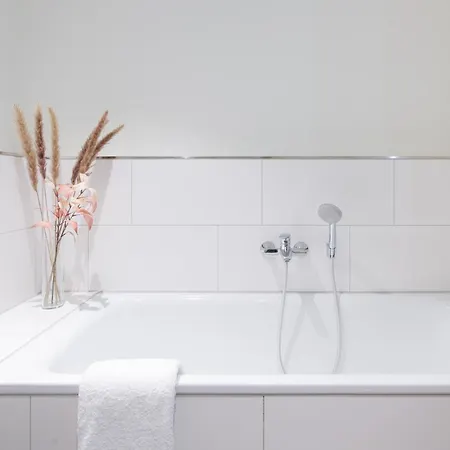 Luxussuite 1 02 Mit Ost-loggia Und Schönem Gartenblick Lübeck